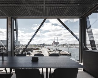 A Coal Crane Houses an Unexpected Retreat and Meeting Room in Copenhagen - Photo 10 of 11 -