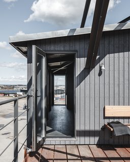 A Coal Crane Houses an Unexpected Retreat and Meeting Room in Copenhagen - Photo 3 of 11 -