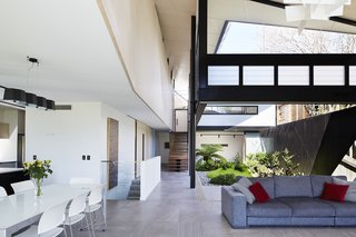 An Edgy Slatted Facade Conceals a Striking Indoor/Outdoor Home in Brisbane - Photo 11 of 11 -