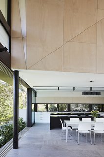An Edgy Slatted Facade Conceals a Striking Indoor/Outdoor Home in Brisbane - Photo 7 of 11 -