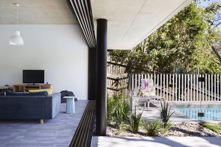 An Edgy Slatted Facade Conceals a Striking Indoor/Outdoor Home in Brisbane - Photo 9 of 11 -
