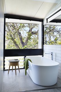 An Edgy Slatted Facade Conceals a Striking Indoor/Outdoor Home in Brisbane - Photo 5 of 11 -
