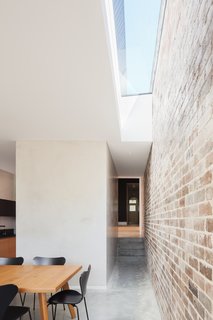 A Streamlined Addition Revives a Gloomy Victorian in Sydney - Photo 3 of 8 -