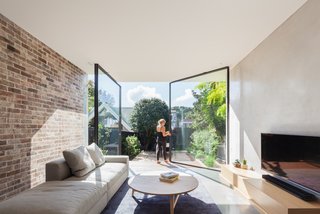 A Streamlined Addition Revives a Gloomy Victorian in Sydney - Photo 5 of 8 -
