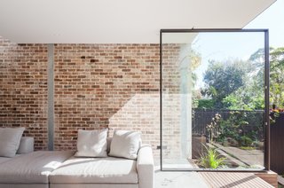 A Streamlined Addition Revives a Gloomy Victorian in Sydney - Photo 6 of 8 -