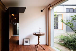Find Out How a Japanese Architect Created a Fluid Live/Work Space For a Photographer - Photo 5 of 12 -