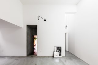 Find Out How a Japanese Architect Created a Fluid Live/Work Space For a Photographer - Photo 3 of 12 -