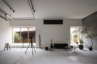 Find Out How a Japanese Architect Created a Fluid Live/Work Space For a Photographer - Photo 10 of 12 -