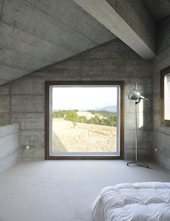 A Concrete Hideaway in the Italian Countryside - Photo 10 of 11 -