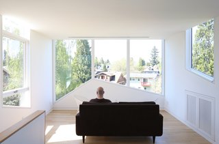 You Wouldn't Expect the Rooftop Addition on This American Foursquare in Portland - Photo 4 of 9 -