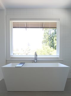 You Wouldn't Expect the Rooftop Addition on This American Foursquare in Portland - Photo 7 of 9 -