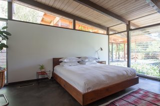 Hole Up in This Quintessential Midcentury Modern Rental in Hollywood - Photo 9 of 12 -