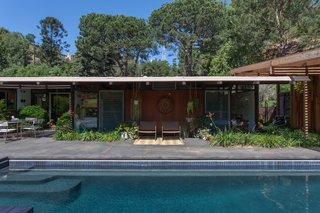 Hole Up in This Quintessential Midcentury Modern Rental in Hollywood - Photo 10 of 12 -