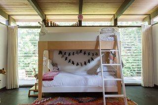 Hole Up in This Quintessential Midcentury Modern Rental in Hollywood - Photo 8 of 12 -