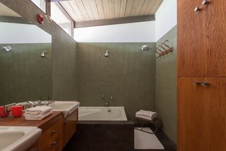 Hole Up in This Quintessential Midcentury Modern Rental in Hollywood - Photo 6 of 12 -