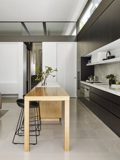 A Sleek, Two-Story Addition Hides Behind a Traditional Cottage in Sydney - Photo 7 of 12 -