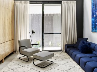 A Sleek, Two-Story Addition Hides Behind a Traditional Cottage in Sydney - Photo 10 of 12 -
