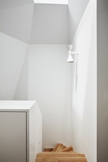 A Sleek, Two-Story Addition Hides Behind a Traditional Cottage in Sydney - Photo 5 of 12 -