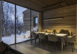 In the open living area, interior surfaces are clad in knot-free oak, which creates a warm contrast to the exterior.