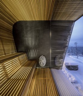 In the custom cedar sauna, the outdoors are immediately felt via the glass wall.