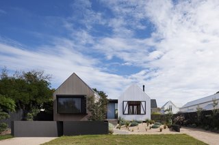 "The gabled forms embrace the context of the surrounding post-war weatherboard houses, and the white polycarbonate directly references the white weatherboards of the dwelling to the north," say the architects.