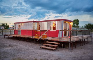Trailers are available in various sizes and feature a king or queen bed with an additional twin bed/sofa. The space also has an indoor bathroom/shower, as well as AC/heater and a deck.