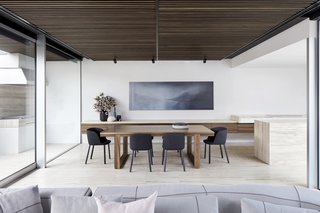 A built-in barbecue is just accessible on the other side of the dining room. The chairs are the Pianca ‘Esse’ from Meizai.