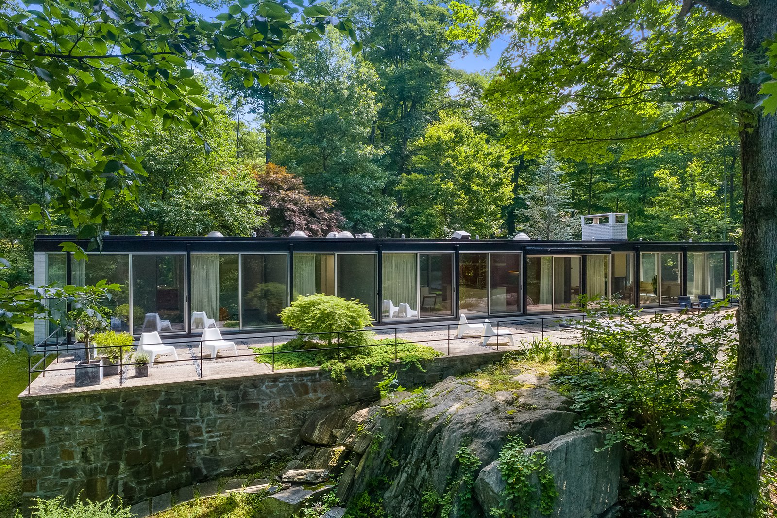 Writer Marc Kristal described the house as "a lapidary example of Miesian simplicity: a 25-by-95-foot rectangle, composed of a black exposed-steel frame, front and northern elevations clad largely in white glazed brick, and southern and western exposures enclosed by floor-to-ceiling glass sliders."