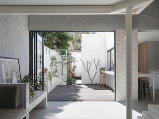 Key to the design is a generous connection to the rear courtyard, which makes it possible to live outside for half of the year and also easily host parties with 30 guests.