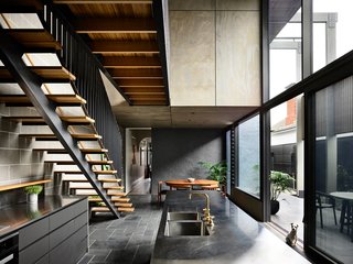Now, a catwalk connects the two bedrooms upstairs without impeding the flow of light in the main area. The staircase is composed of structural steel with a painted finish, and features blackbutt treads and handrails.