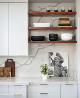 The dramatic veining in the quartz slab was carried all the way up to the ceiling.