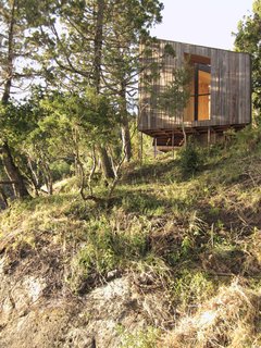 Supported on steel supports, the volumes appear to float above the rocks, allowing the natural systems to remain, while blending in between the sky and the ground. 
