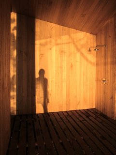 The simply clad, vertical surfaces allow for an interplay of light and shadow. 