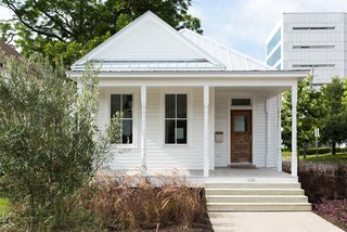 A Victorian Cottage in Houston Finds New Life as a Local Firm's Office - Photo 5 of 13 -