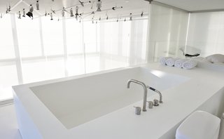 This Mesmerizing Glass House Is Also a Photographer's Lakeside Studio - Photo 9 of 13 -