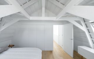 A Cramped Amsterdam Apartment Is Transformed Into an Airy Loft - Photo 8 of 9 -