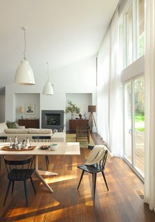 The interior furnishings are a mix of the clients' Eastern and Western influences, blending craft and modernity. 