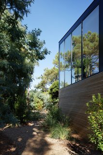 Minimal materials allow the dwelling to blend kindly into the surroundings, while large amounts of glazing increases the connection between the structure's built form and nature.