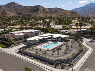 The low-lying, horizontal residence sits idyllically at the foothills of the Indian Canyons in Palm Springs.