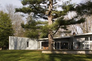 Breuer's statement butterfly roof makes an appearance here at the Lauck House. Large glazing along the southern facade welcomes winter sun. Extended overhangs provide shade in the summer, while still allowing a visual connection to the grounds.