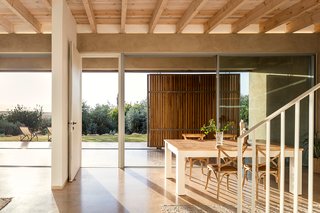 The large spans of glass provide unlimited views to the outdoor landscape.
