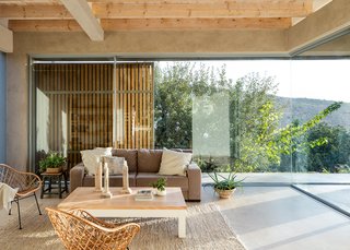 Expansive glazing provides continuous visual connections to the outdoors.