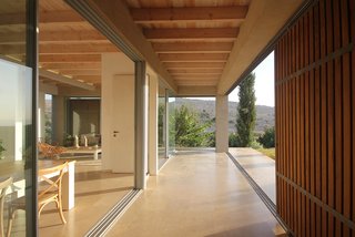As the screens move throughout the day, the outdoor space can either stay enclosed or upon up to the landscape, further enhancing the seamless connection between indoors and outdoors.