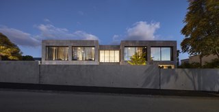 Set within a corner lot, the home takes advantage of views outward along the length of the site through large expanses of clear glazing.
