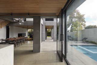 An open floor plan seamlessly transitions from interior to exterior. Large spans of glazing and the extension of natural materials break the wall between indoors and out. 