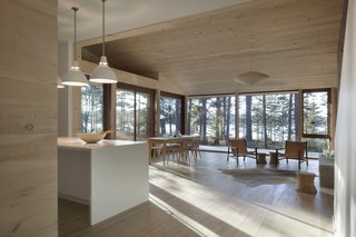 A light, bright interior is filled with natural materials and white, subdued accents. Large windows look out towards the only fjord on the eastern seaboard. 