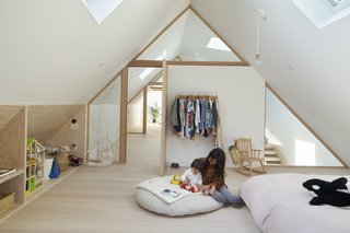 Glazing allows visual transparency between spaces, as well as the passage of light from one end to the other, creating a bright, light-filled attic space.