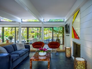 Clerestory windows surround all rooms, providing the spaces with plentiful daylight.