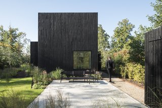 The outdoors are part of the cohesive design, embracing the vegetation, sites, and sunlight. 
