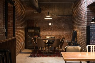 A Historic U.S. Post Office Is Transformed Into a Digital Agency’s New Modern Office - Photo 13 of 15 -